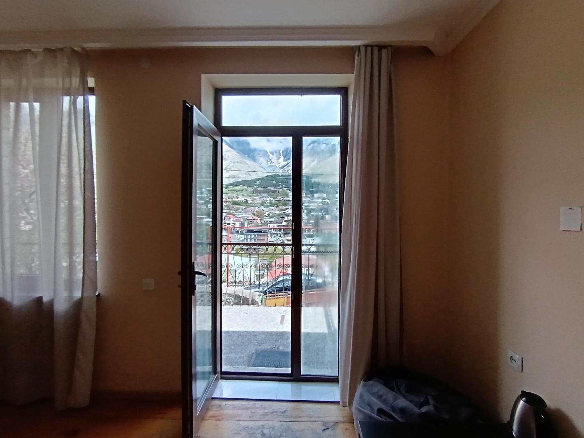 Belas Guesthouse Stepantsminda Exterior photo